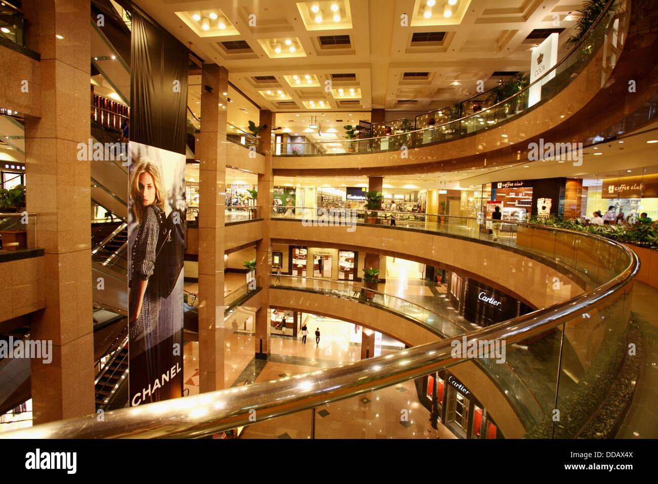 Vista interior de Takashimaya Shopping Center, el centro comercial más grande de la región, en