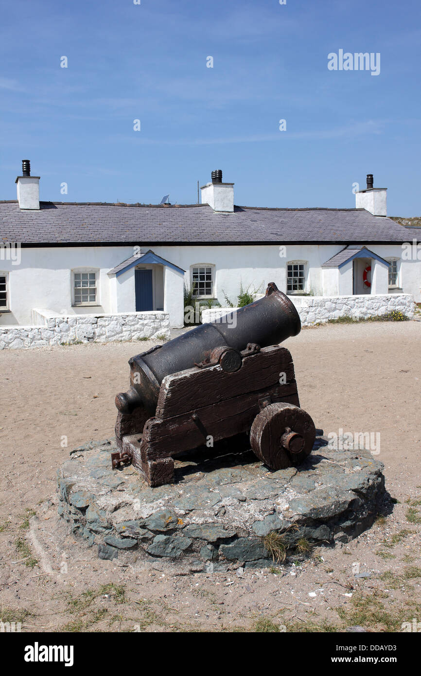 Cannon situados fuera de los pilotos Casas en Isla Llanddwyn, Anglesey Foto de stock