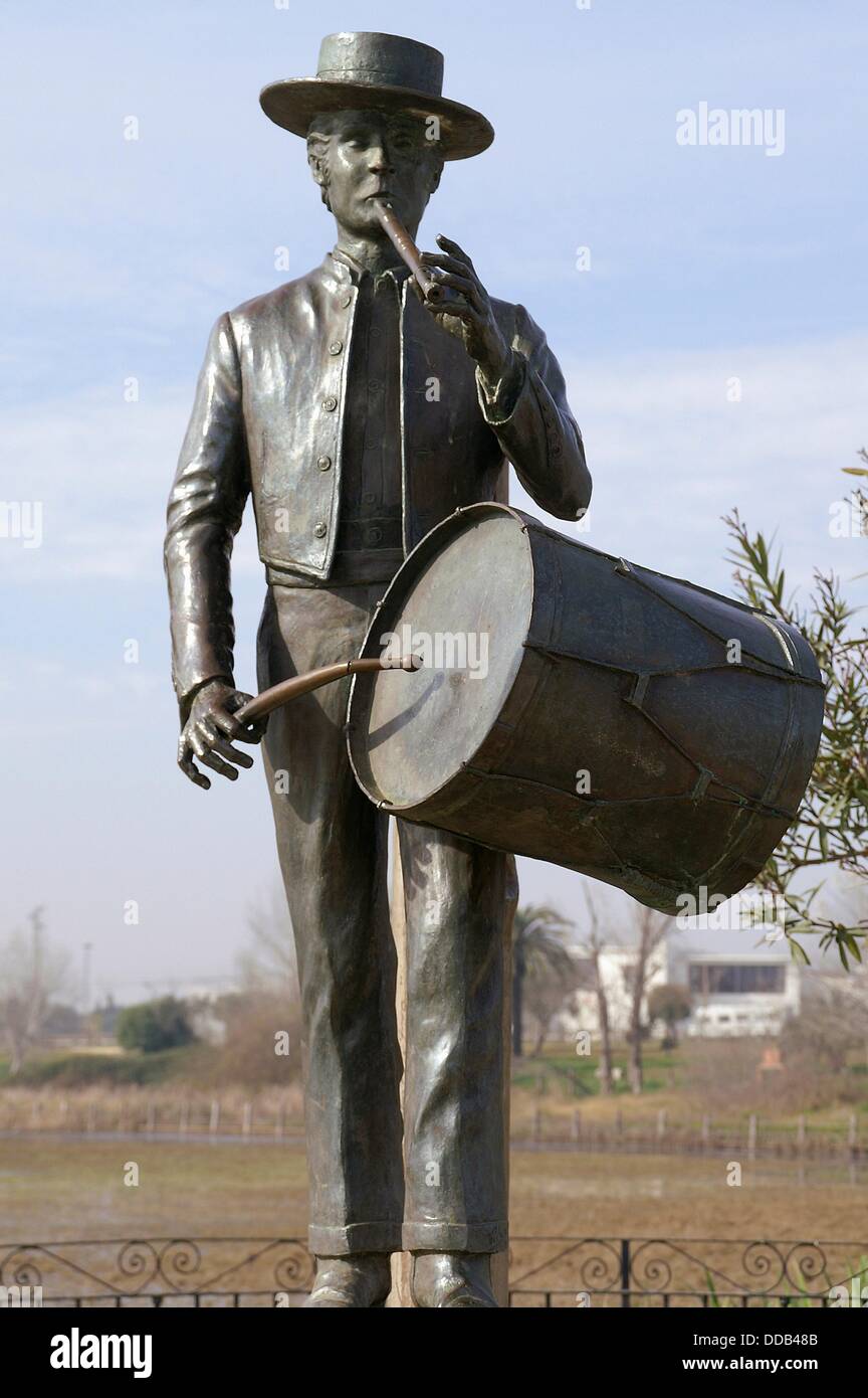 Aldea del Rocío, Huelva, monumento al tambor en la aldea del Rocío  Fotografía de stock - Alamy