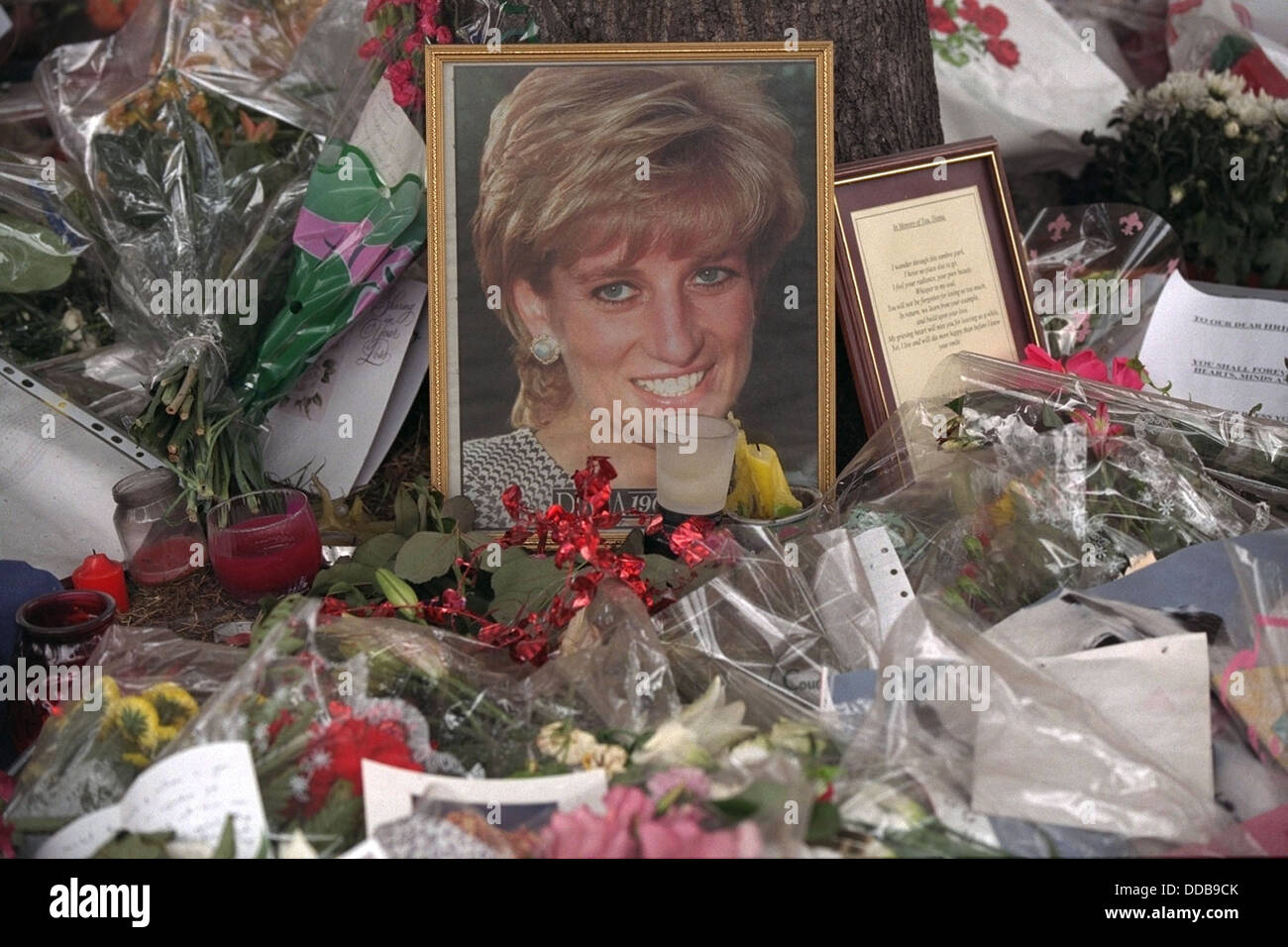 Los dolientes muestran sus respetos a la Princesa Diana de Gales en Kensington Palace Gardens, 1997 Foto de stock