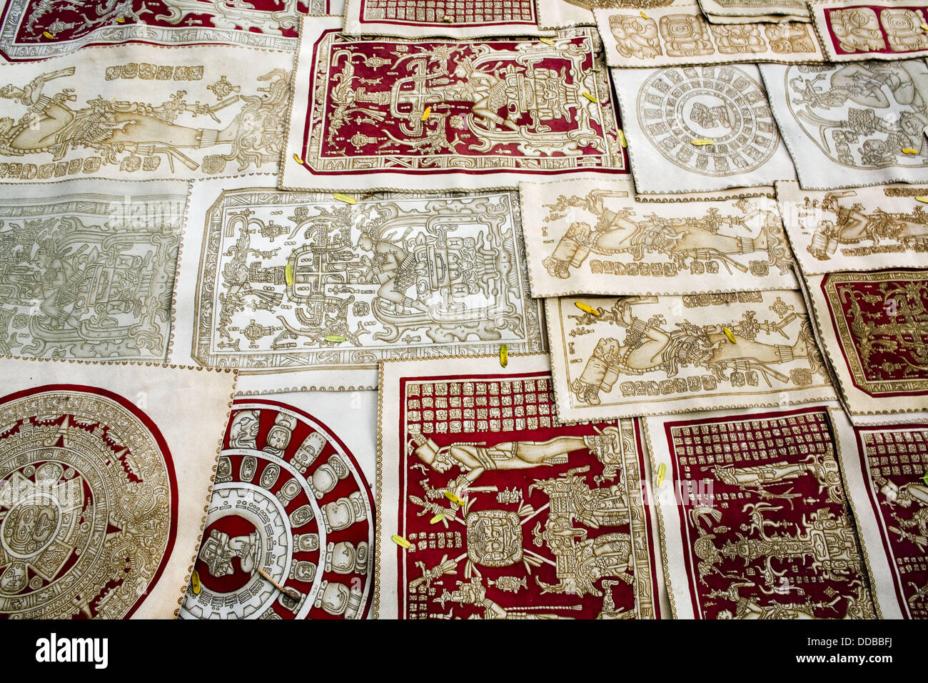 Cuero pintados a mano souvenirs en Palenque, sitio arqueológico Maya. Chipas. México. Foto de stock