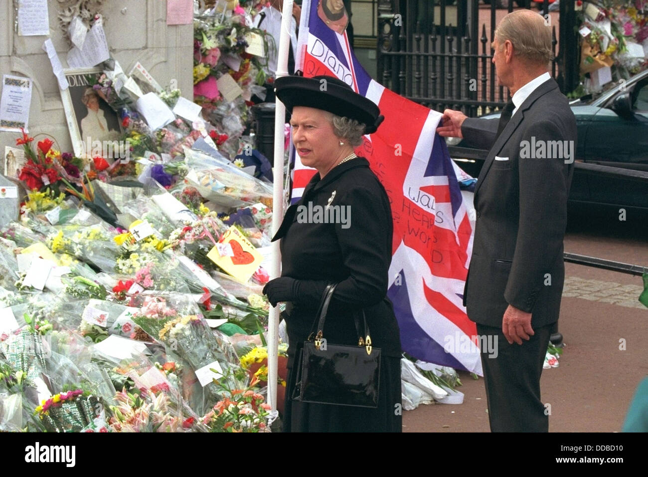 La Reina y el Duque de Edimburgo, vistos los homenajes florales fuera del Palacio de Buckingham hoy sentado para la princesa Diana. Foto de stock