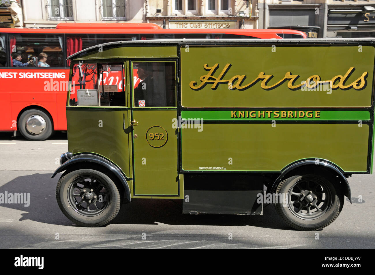 Londres, Inglaterra, Reino Unido. Vintage Harrods furgón eléctrico (1939), en Whitehall. Foto de stock