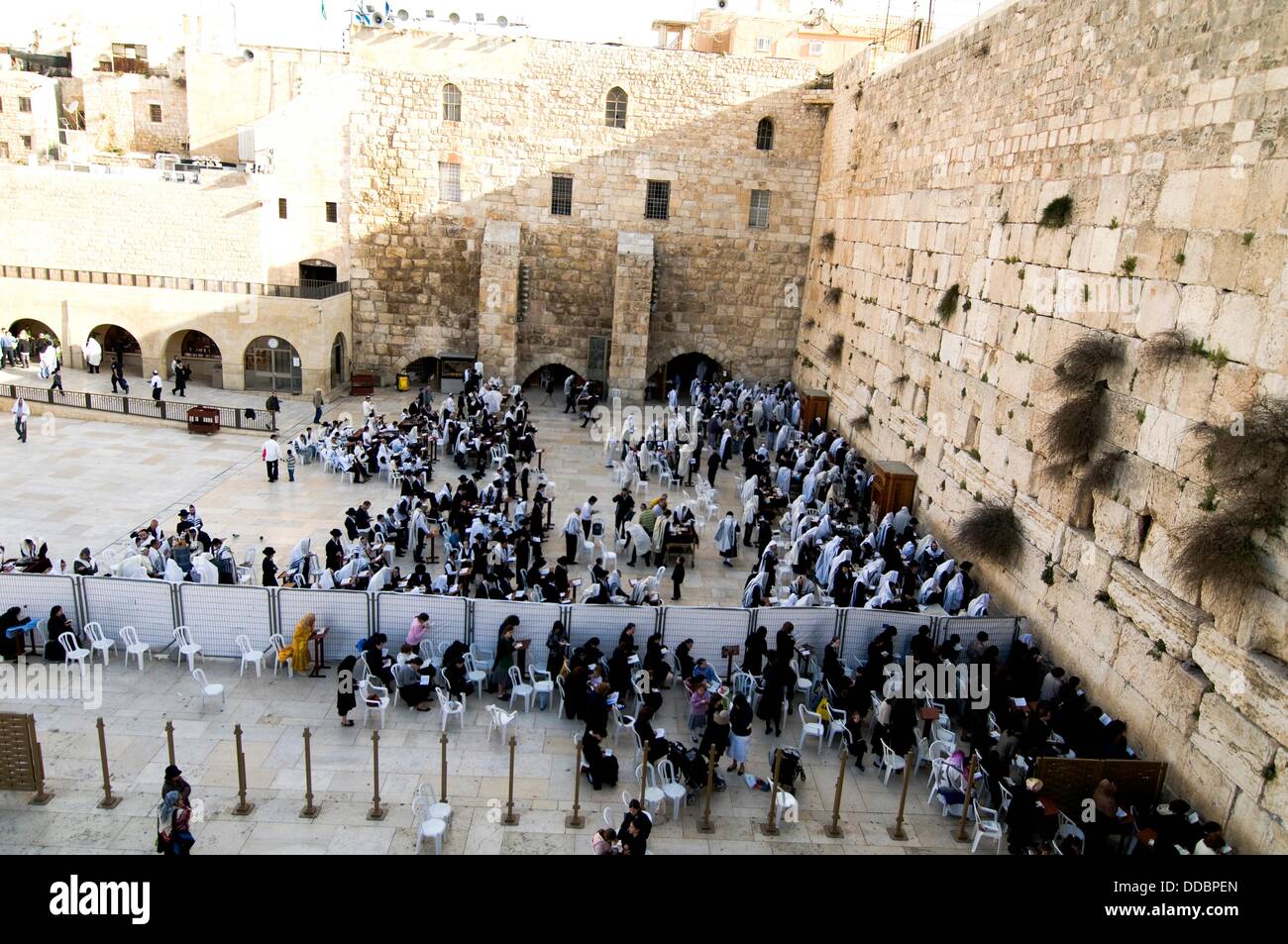 Hombres y mujeres judíos orar por el muro de las lamentaciones muro  occidental ( ) en el barrio judío en la ciudad vieja de Jerusalén  Fotografía de stock - Alamy