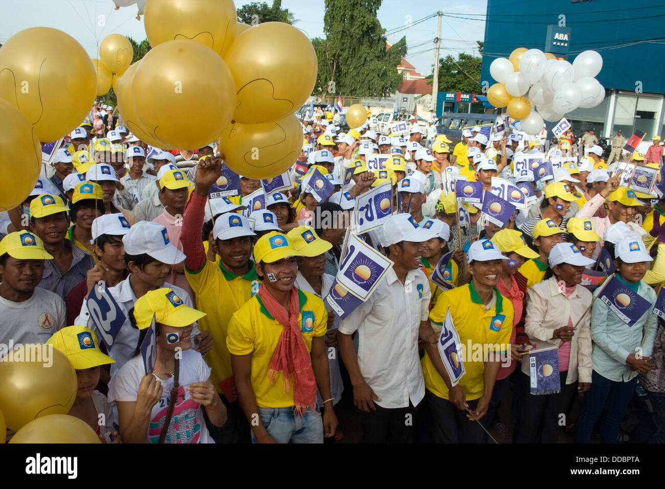 Personas con carteles, pancartas y globos están reunidos en un mitin de campaña electoral en Kampong Cham, Camboya. Foto de stock