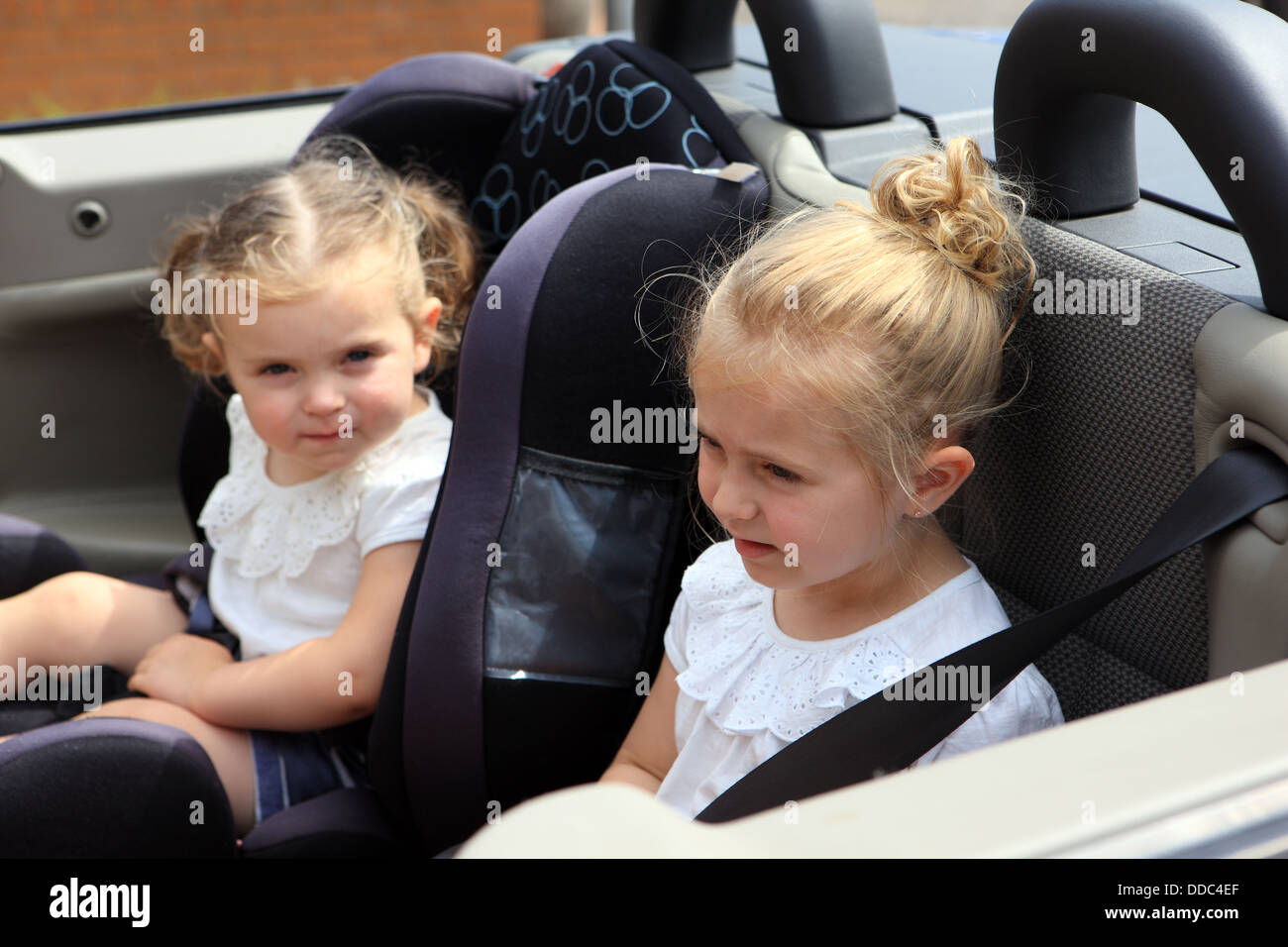 Dos Jóvenes De Edades Comprendidas Entre Los 2 Y 4 En El Asiento De Atrás De Un Convertible 7503