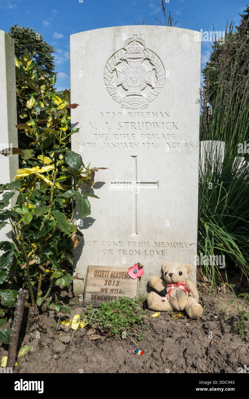 Lápida de 15 años, Joe Strudwick, uno de los británicos más joven de la Primera Guerra Mundial uno de bajas, Essex Granja cementerio, Bélgica Foto de stock