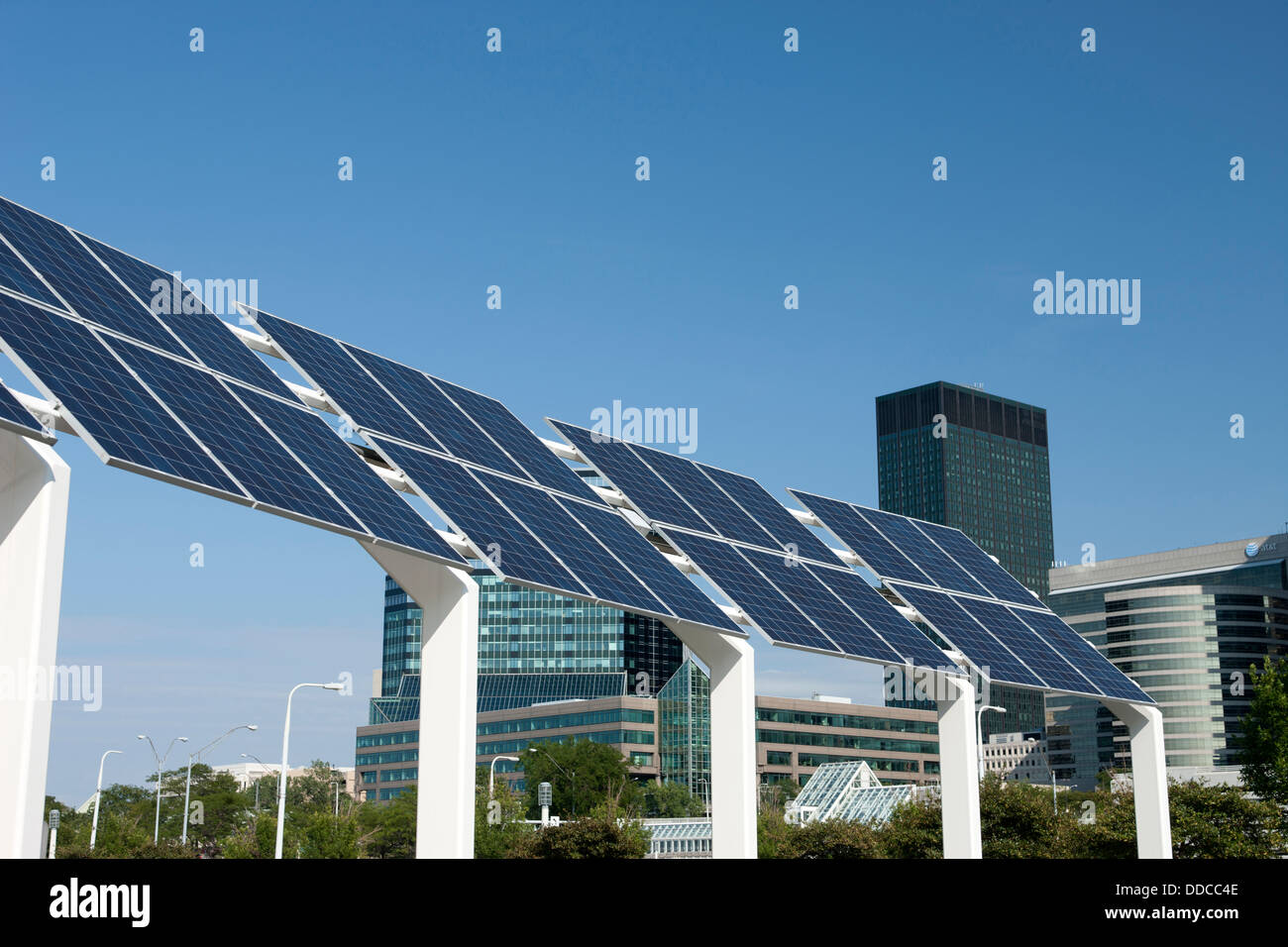Paneles de ENERGÍA SOLAR DEL CENTRO DE CIENCIAS DE LOS GRANDES LAGOS Downtown Cleveland Ohio EE.UU Foto de stock