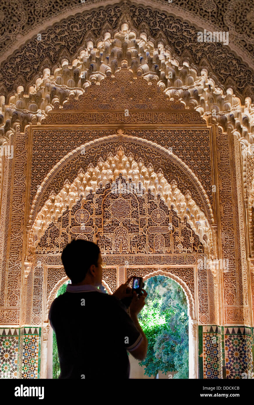 Turista en el mirador de Daraxa o Lindáraja, en Aljimeces hall, el Palacio de Los Leones, La Alhambra, Granada, Andalucía, España Foto de stock