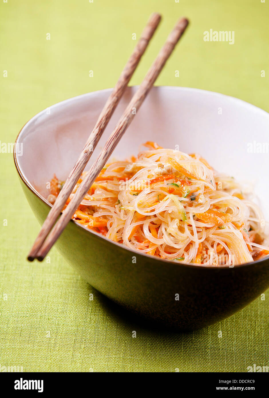Ensalada asiática con fideos de celofán y verduras Foto de stock