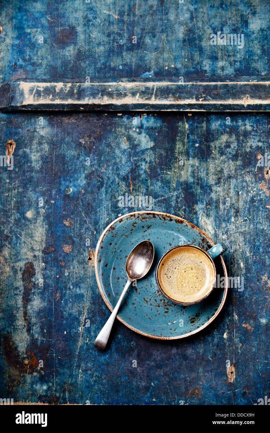 Taza de café sobre fondo azul. Foto de stock