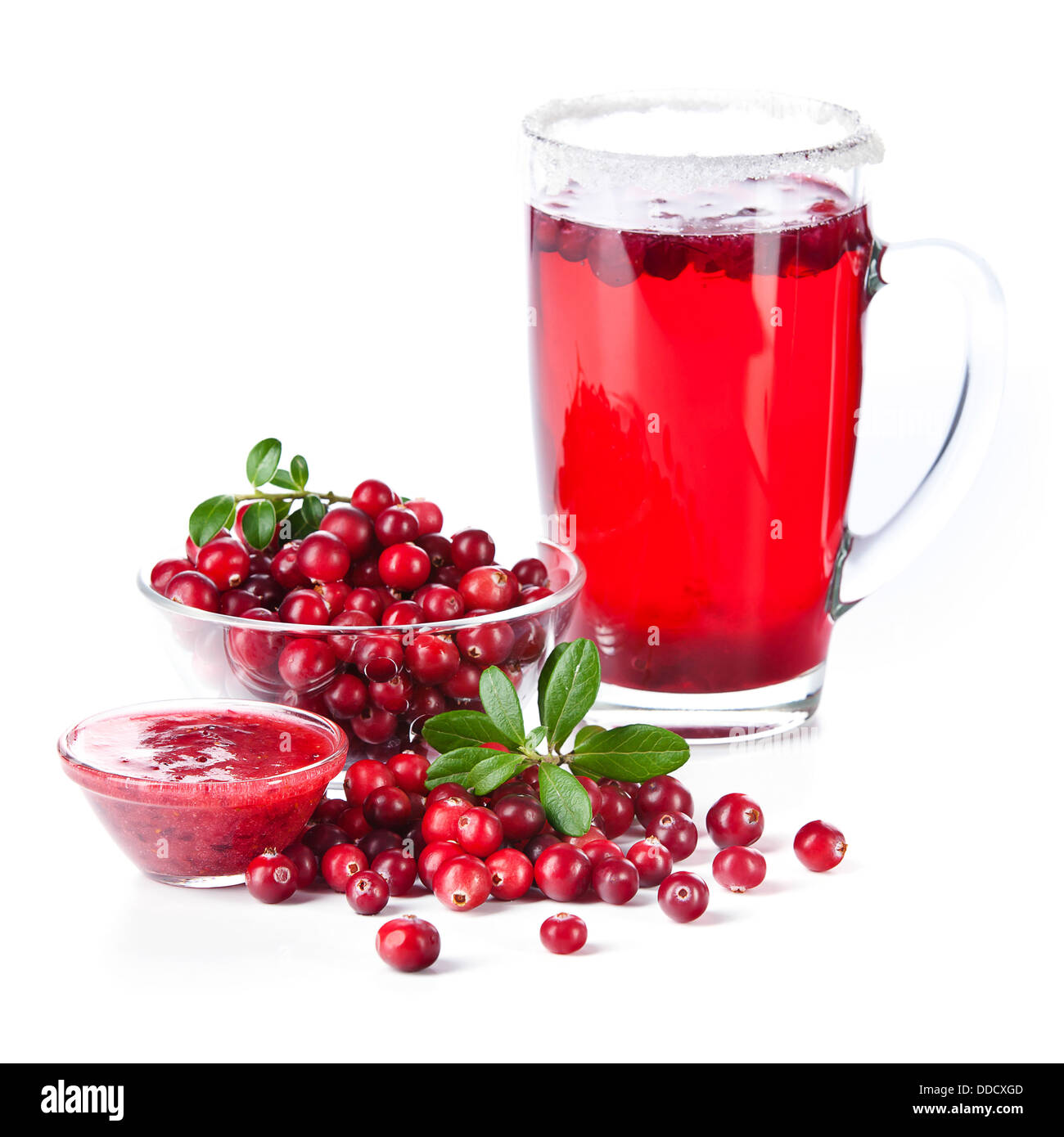 Bebida de frutas de arándanos rojos sobre fondo blanco. Foto de stock