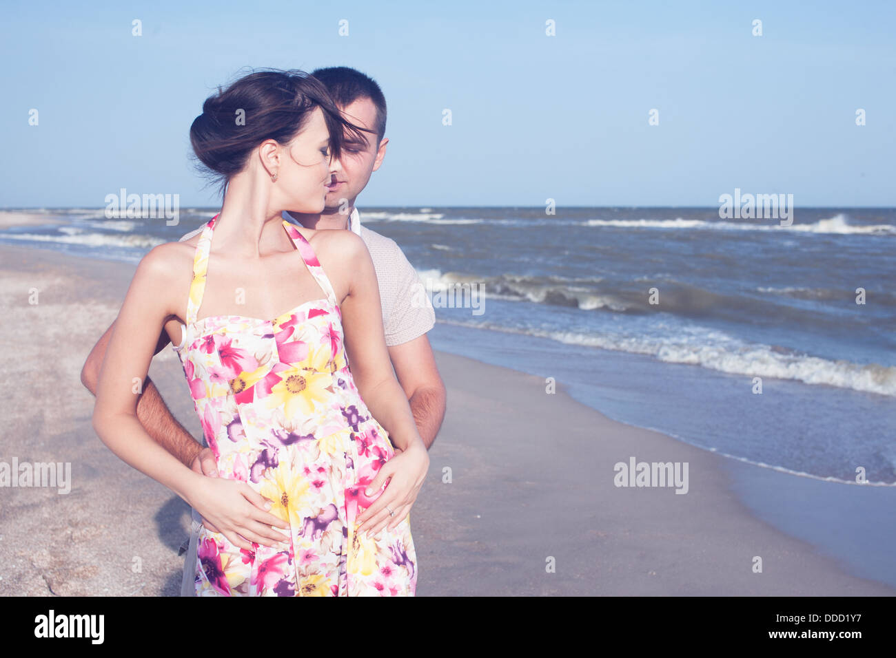 Apasionado pareja heterosexual en la orilla del mar. Al aire libre Foto de stock
