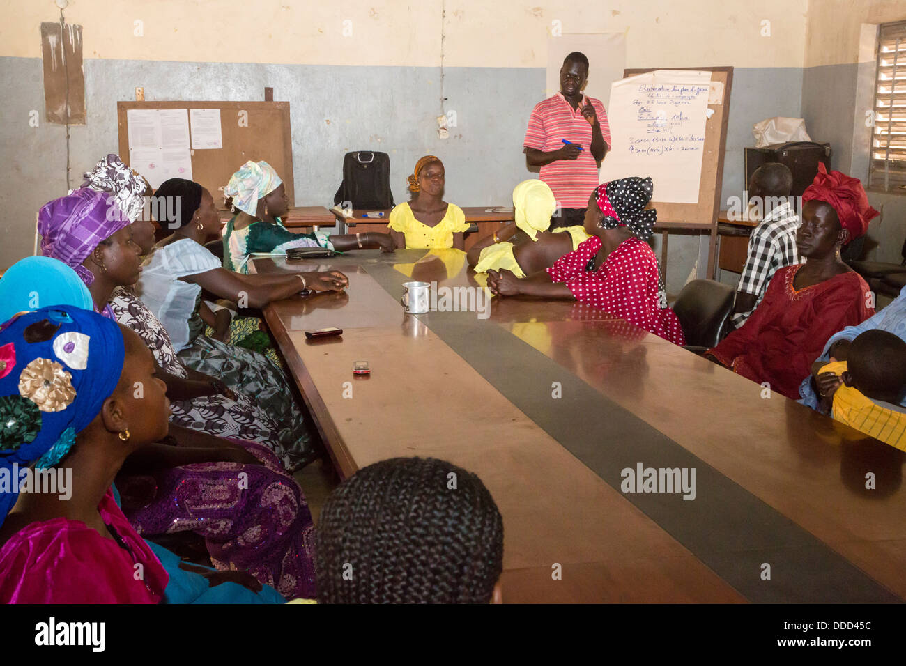 Las microfinanzas. Las mujeres que reciben instrucción en cómo estimar los costos de siembra y fertilización de un cultivo. Kaymor, Senegal Foto de stock