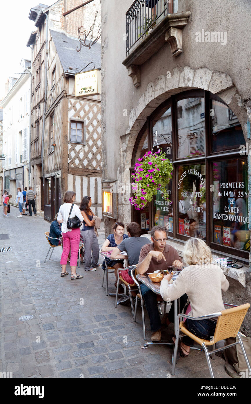 Gente comiendo en restaurantes al aire libre en el día, la ciudad de Blois, Loir et Cher, Valle del Loira, Francia Europa Foto de stock