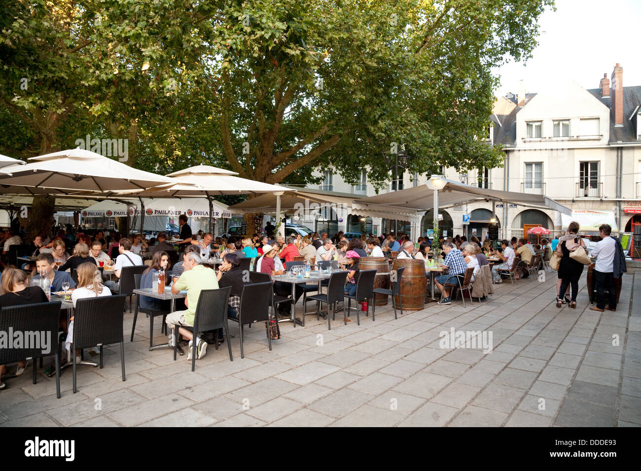 Gente comiendo en restaurantes al aire libre en el día, la ciudad de Blois, Loir et Cher, Valle del Loira, Francia Europa Foto de stock