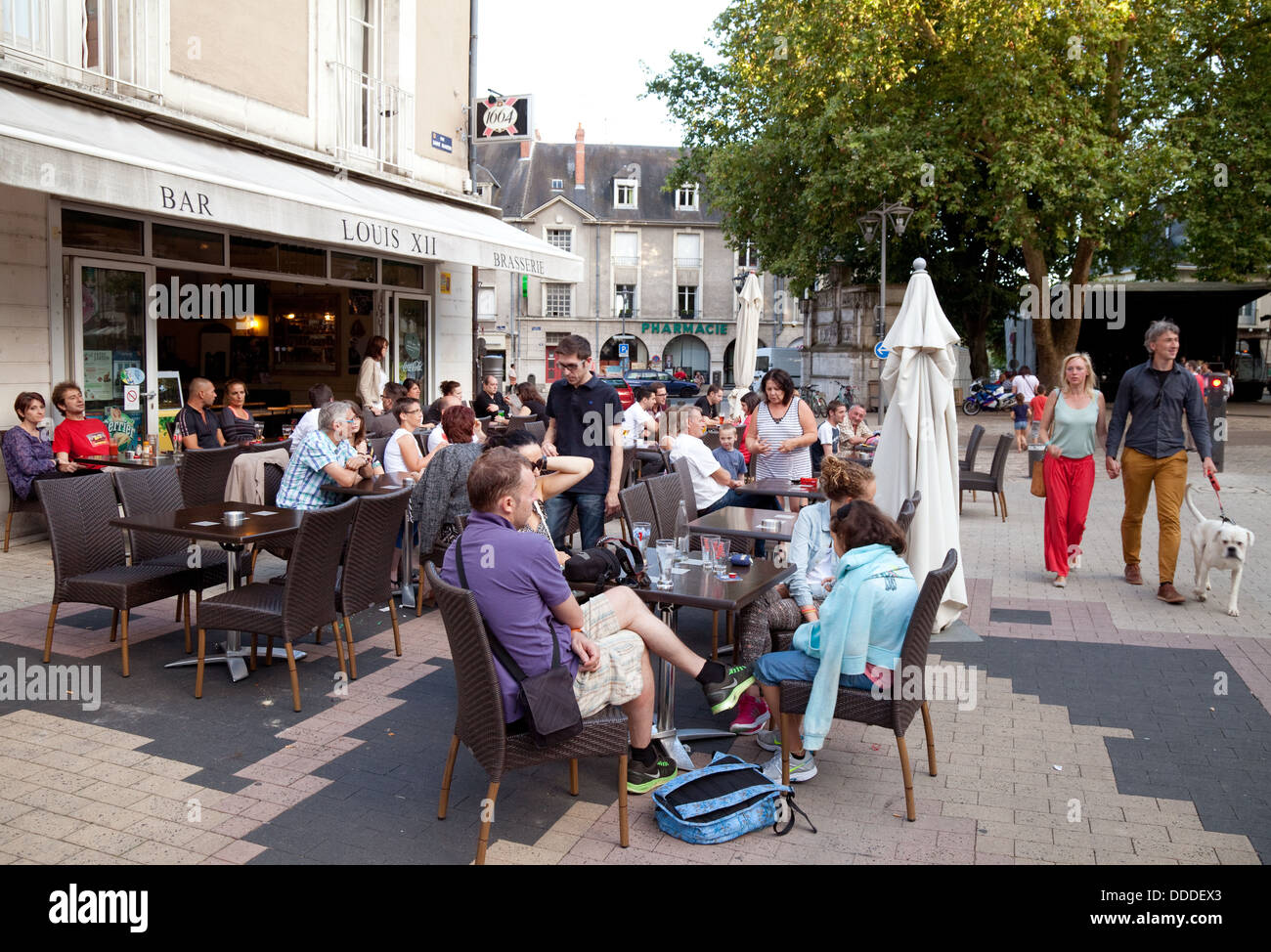 Gente comiendo en restaurantes al aire libre en el día, la ciudad de Blois, Loir et Cher, Valle del Loira, Francia Europa Foto de stock