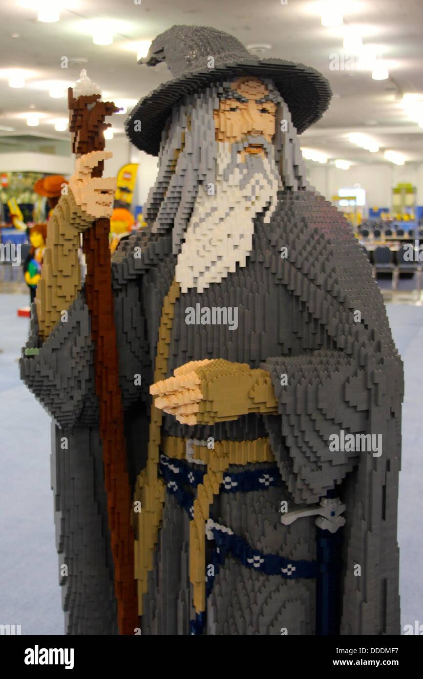 Gandalf en El Hobbit y el señor de los Anillos hechos de LEGOs en una convención de LEGO. Foto de stock