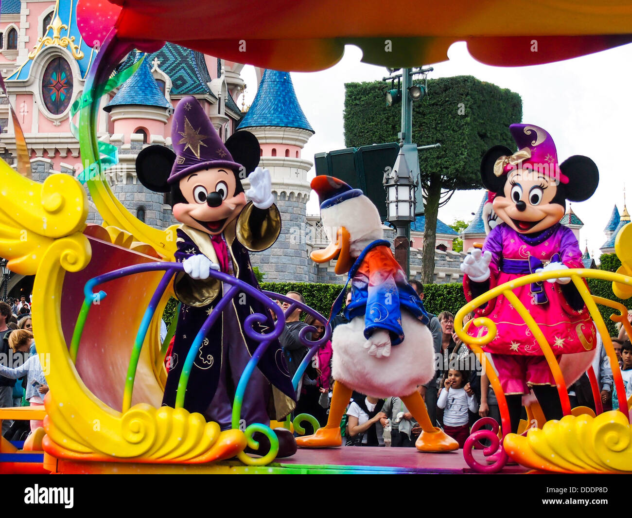 Mickey Mouse, Minnie Mouse y el Pato Donald a bordo del tren vigésimo  Aniversario en Disneyland París Fotografía de stock - Alamy