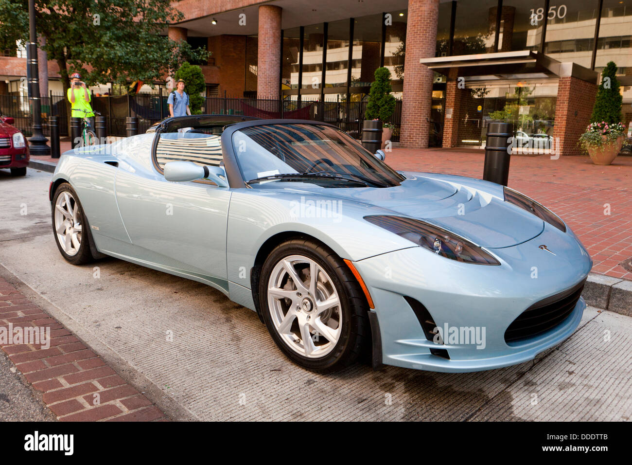 Tesla Roadster Sport 2.5 coche eléctrico estacionado en la parte frontal del edificio de oficinas - EE.UU. Foto de stock