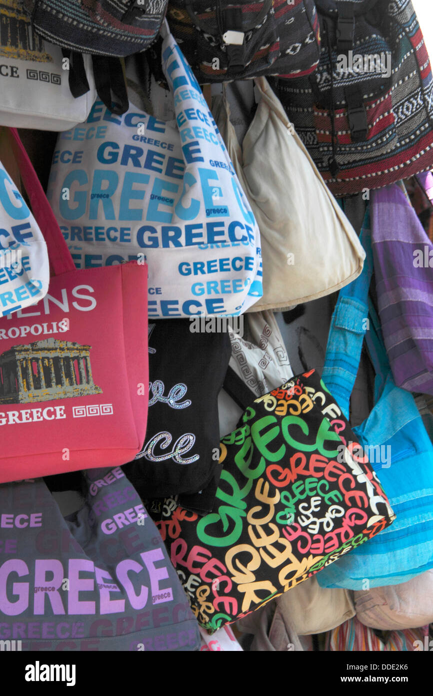 Bolsas, tienda de souvenirs, de Plaka, en Atenas, Attica, Grecia Fotografía  de stock - Alamy