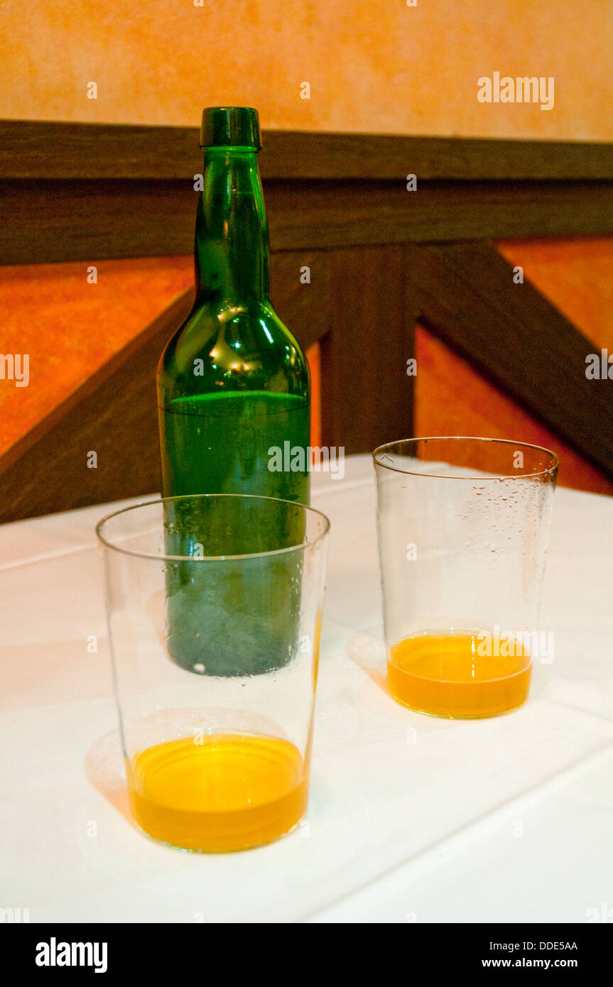 Dos vasos y una botella de sidra. Asturias, España. Foto de stock