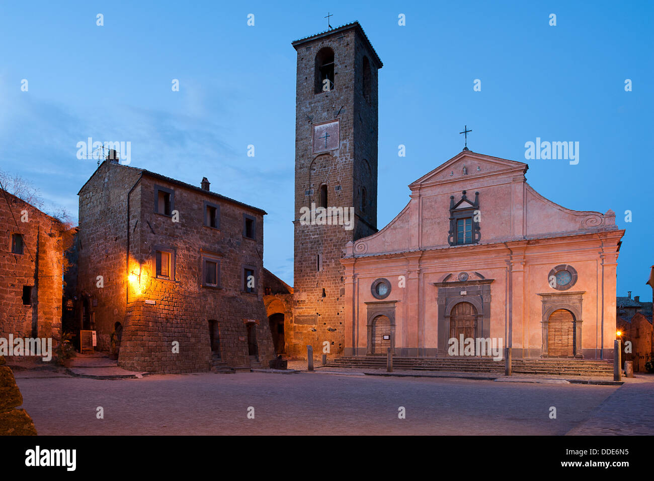 Civita di Bagnoregio. Iglesia de San Donato. Distrito de Viterbo, Lacio, Italia. Foto de stock