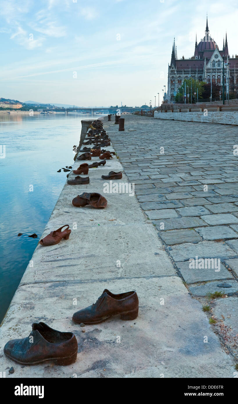 Hito húngara, el Parlamento de Budapest (a la derecha) y el Monumento de  los zapatos en el Danubio Promenade Fotografía de stock - Alamy