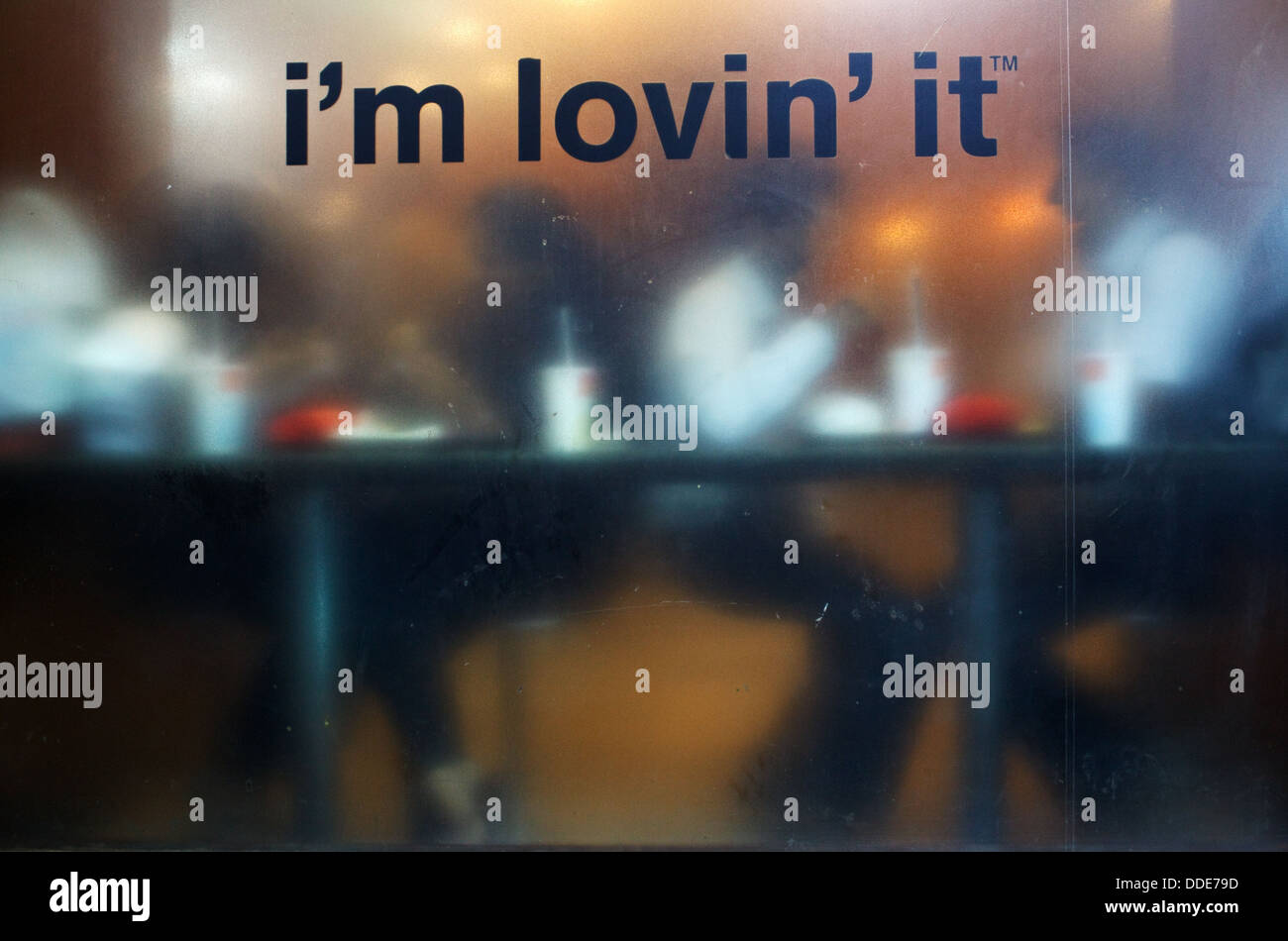 Restaurante de comida rápida McDonald's con 'I'm loving it", lema de la ventana en el centro de Bombay, India. Foto de stock