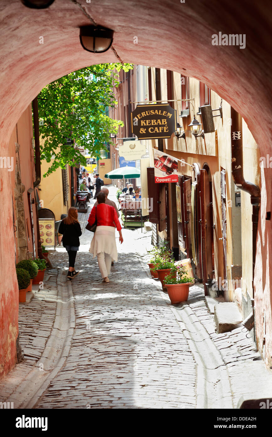 Estocolmo, Suecia gamlastan, Gamla Stan (casco antiguo). La gente caminando por la cafetería de Jerusalén en una vieja alley. Foto de stock