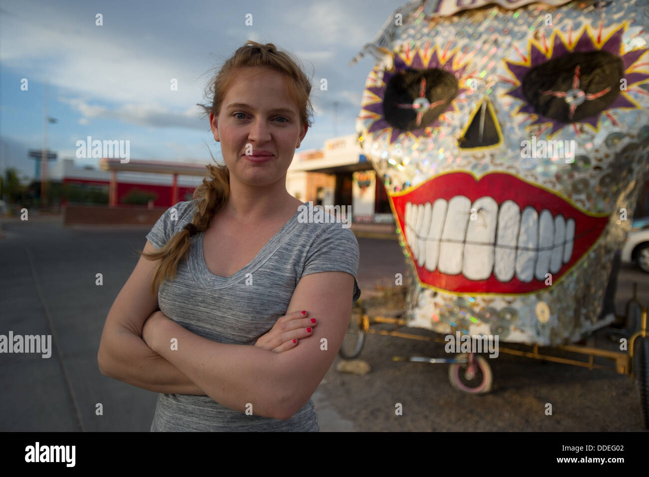 Mujer con cráneo de CDs Tucson AZ Foto de stock