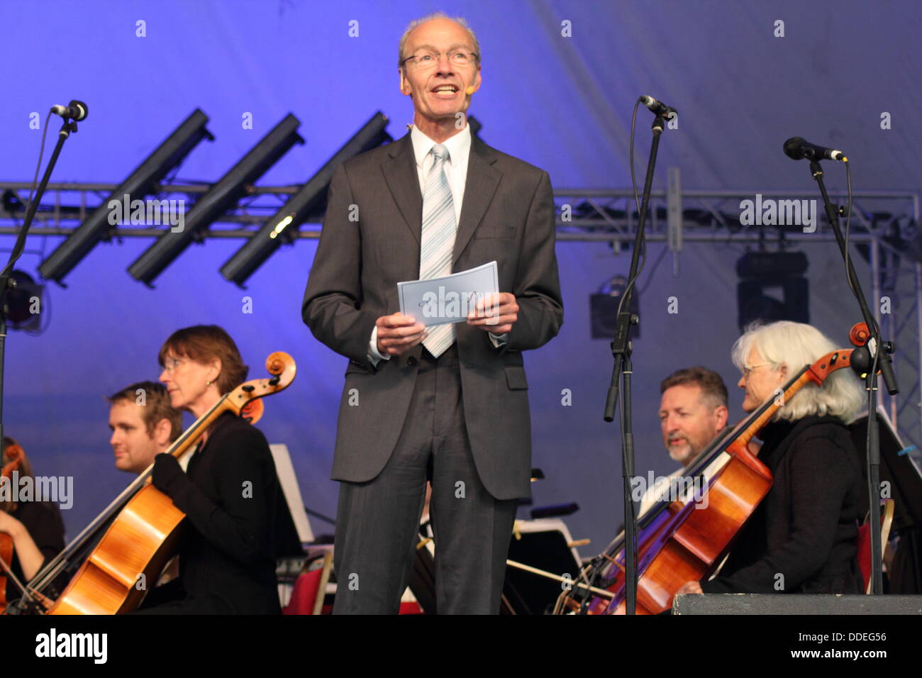Presentador de radio FM clásica, John Brunning alberga el Parque Darley conciertos; un concierto de música clásica al aire libre, Derby, Reino Unido, 26 de Sept. Foto de stock