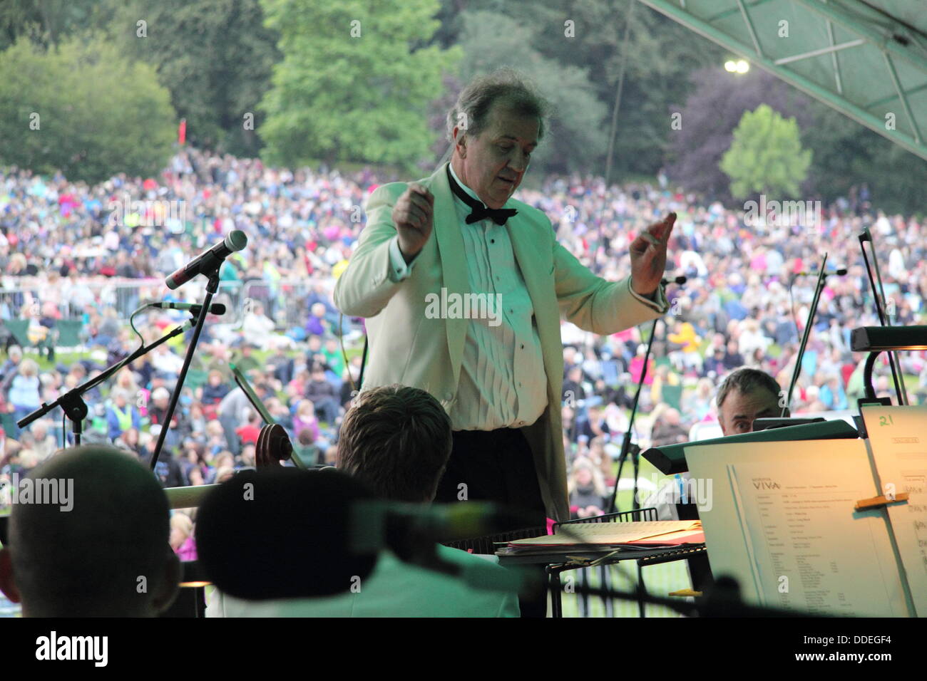 James Holmes realiza Sinfonia Viva orquesta en el concierto del Parque Darley;un concierto de música clásica al aire libre, Derby, Reino Unido Septiembre Foto de stock