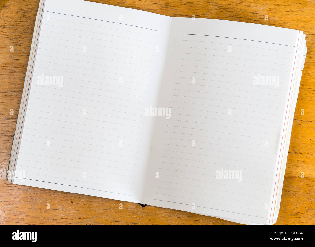 El papel del folleto sobre la vieja tabla de madera Foto de stock