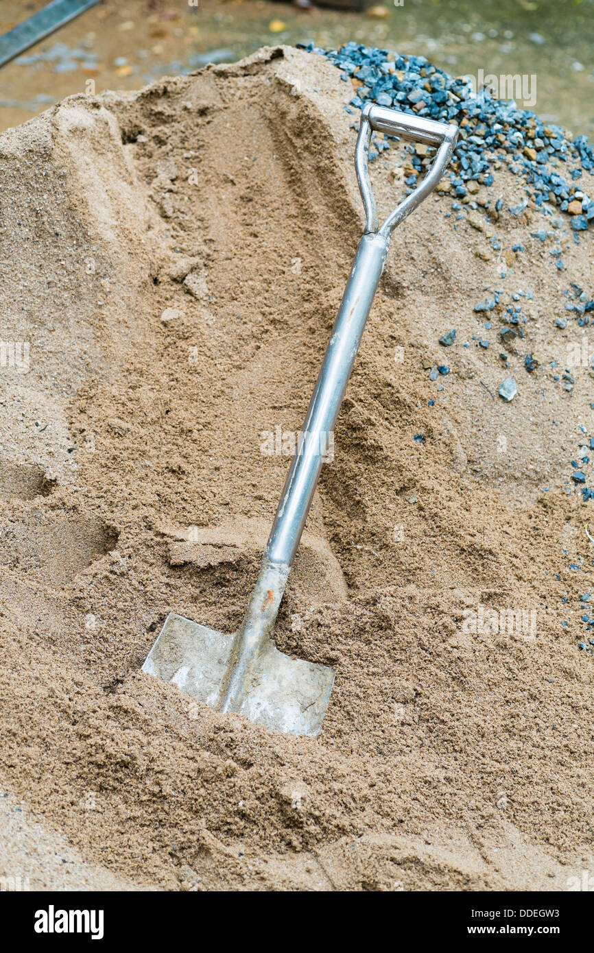 Pala para mezclar cemento y arena en lugar de construcción Fotografía