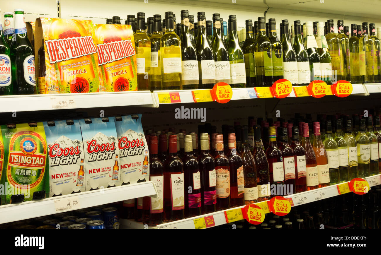 La cerveza y el vino en el supermercado Asda. Inglaterra, Reino Unido. Foto de stock
