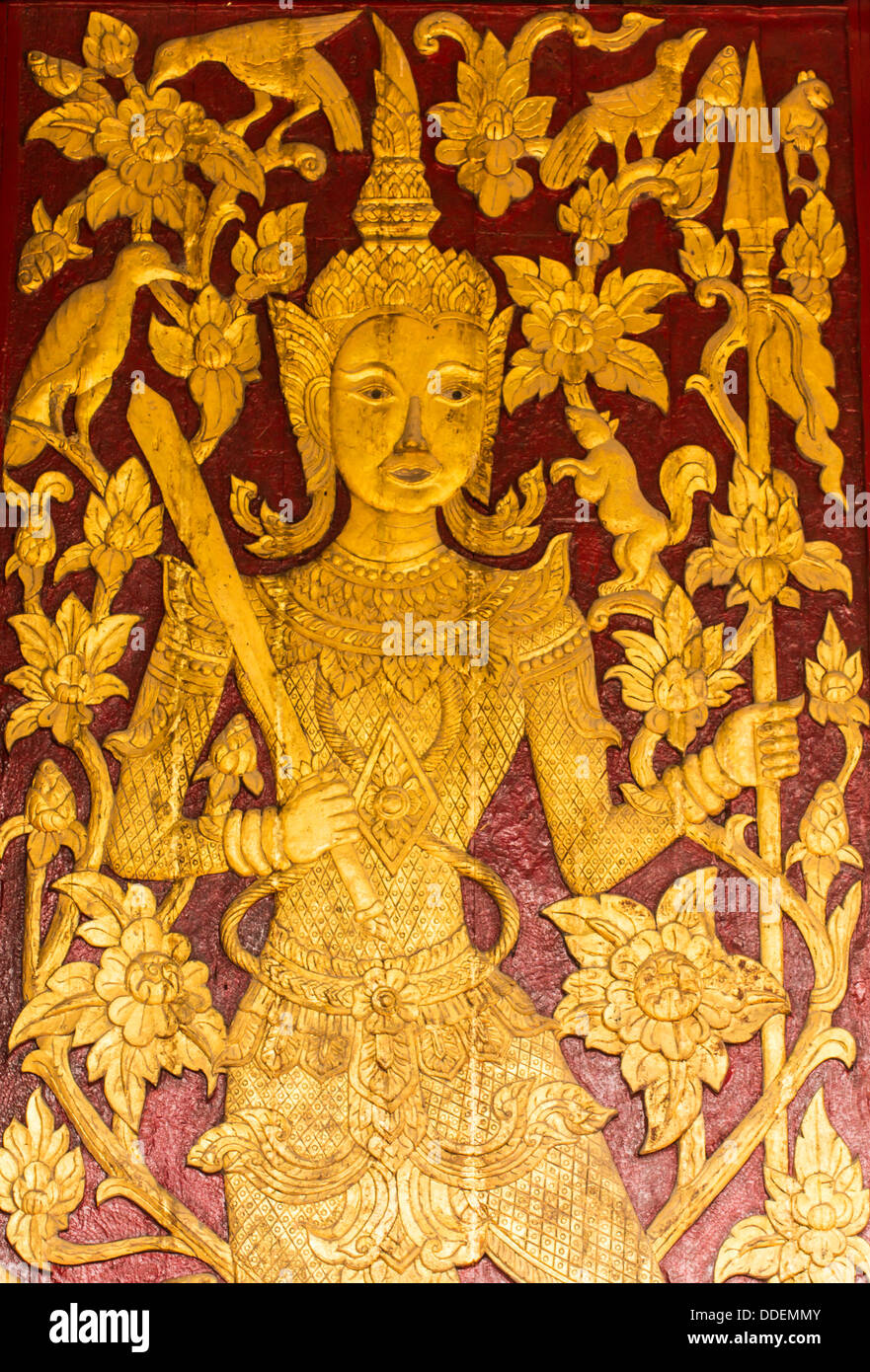 Ornamento De la puerta de madera del templo tailandés de Wat Buak Ubosot Krok Luang , Chiangmai Tailandia Foto de stock