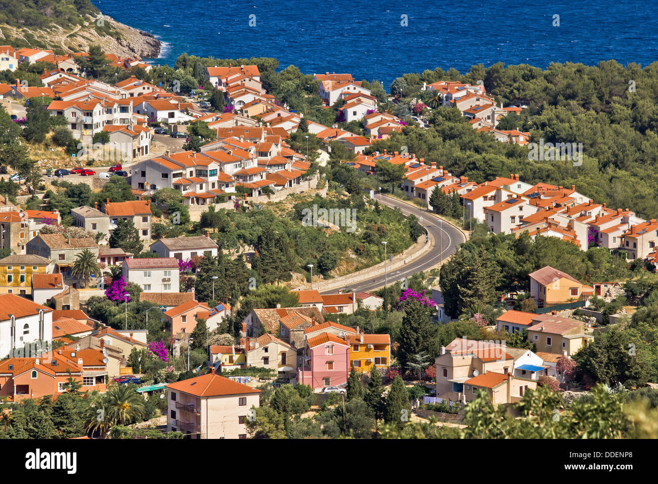 Casas de estilo mediterráneo por el mar, la isla de Mali Losinj, Croacia Foto de stock