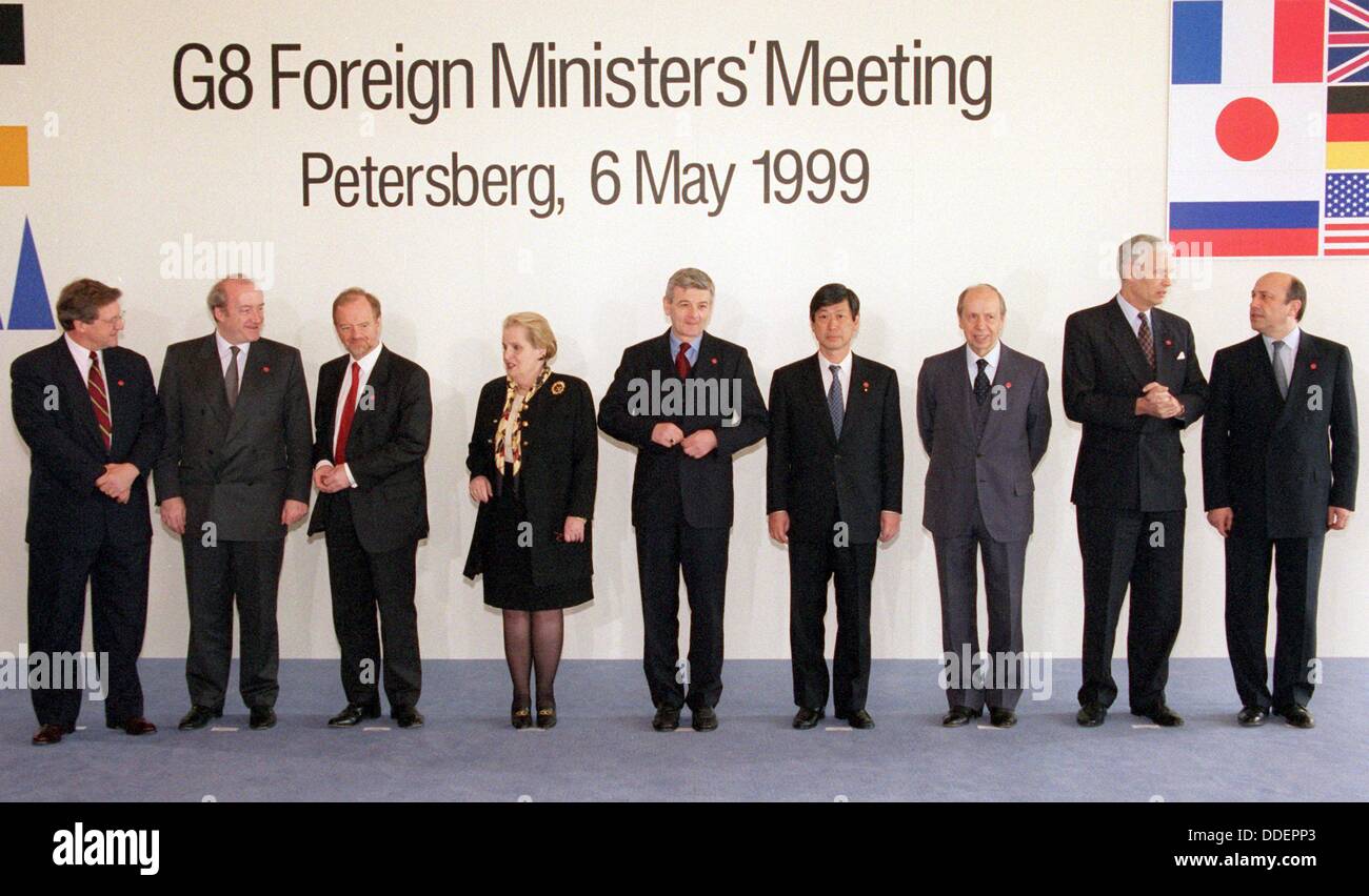 Los ministros de relaciones exteriores de los estados del G8 (l-r), Lloyd Aworthy (Canadá), Hubert Vedrine (Francia), Robin Cook (Gran Bretaña), Madeleine Albright (Estados Unidos), Joschka Fischer (Alemania), Masahiko Komura (Japón), Lamberto Dini (Italia), el comisario de la UE, Sr. Hans van den Broek e Igor Iwanow (Rusia) durante la foto de familia el 6 de mayo de 1999. Foto de stock