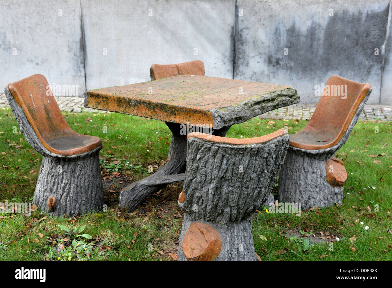Los muebles hechos de árbol para afuera Fotografía de stock - Alamy