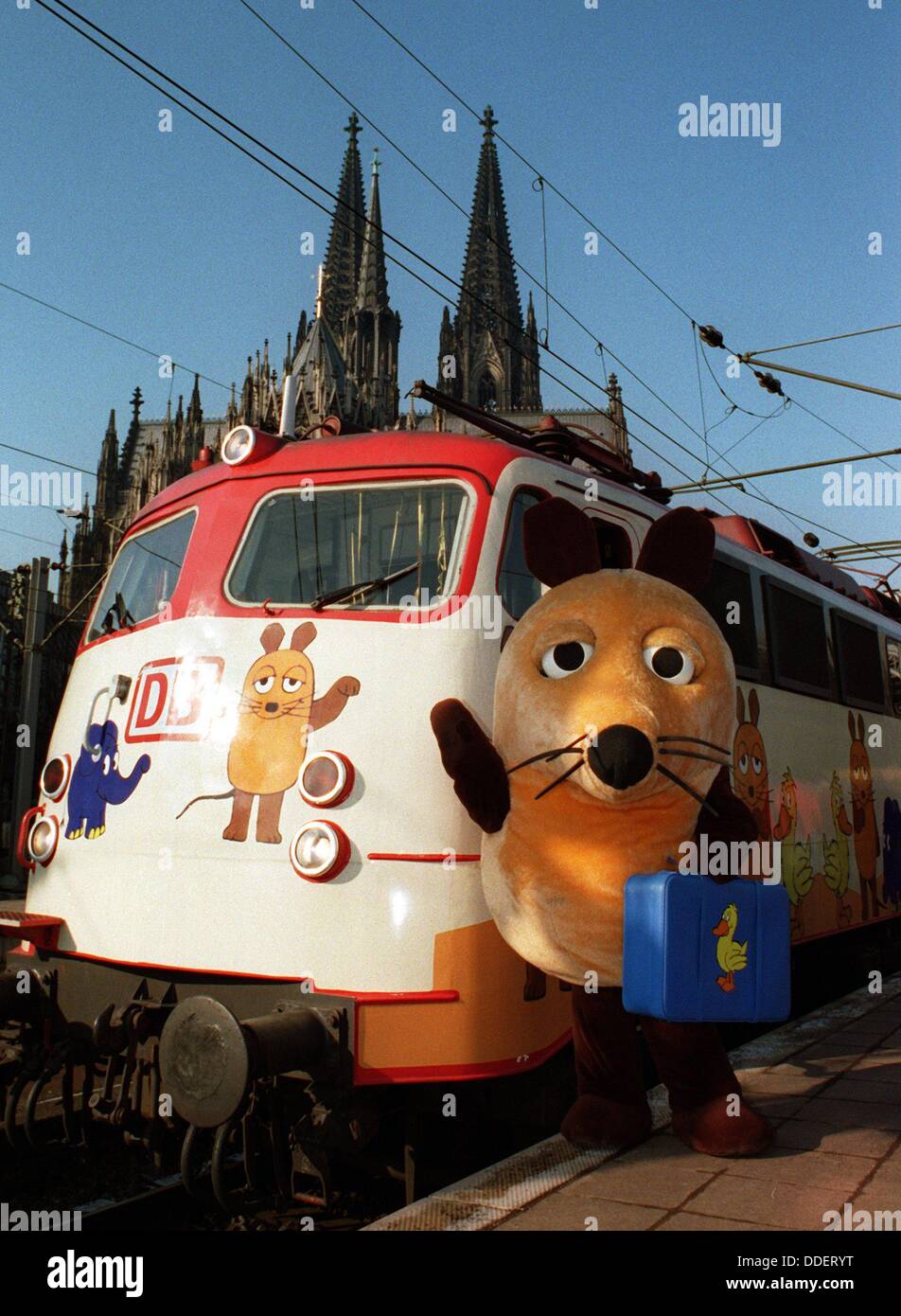 Una gran figura del ratón presenta el llamado 'mouse-tren" en Colonia el 23 de febrero de 1996 en ocasión del 25º aniversario del espectáculo 'Sendung mit der Maus". Foto de stock
