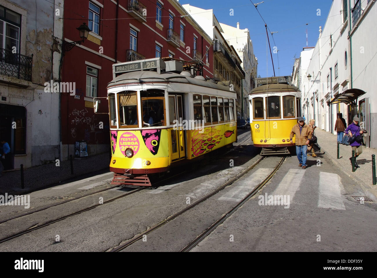 Lisboa. Tranvías en el barrio de Alfama Foto de stock