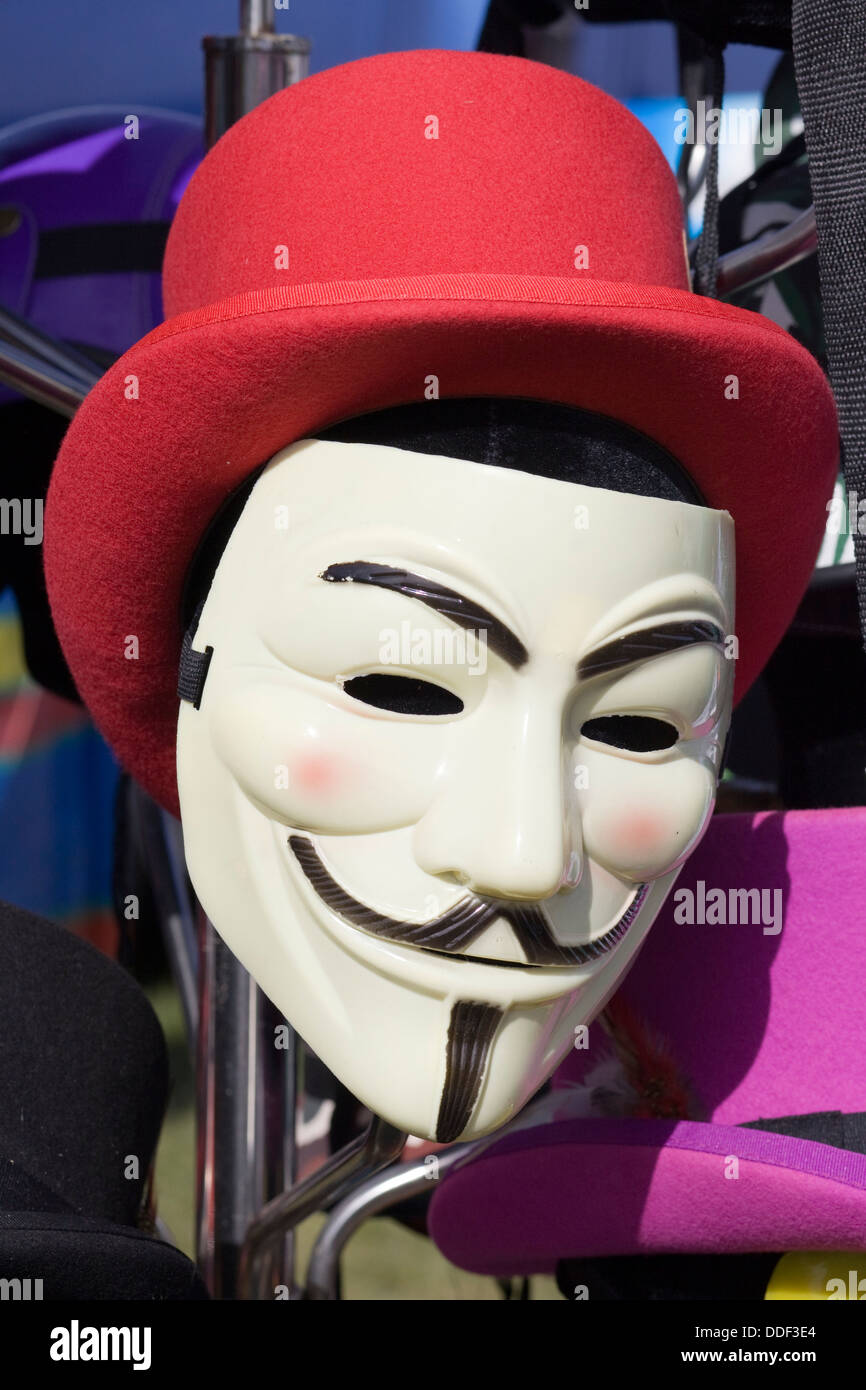 Vendetta máscara con un sombrero rojo Foto de stock