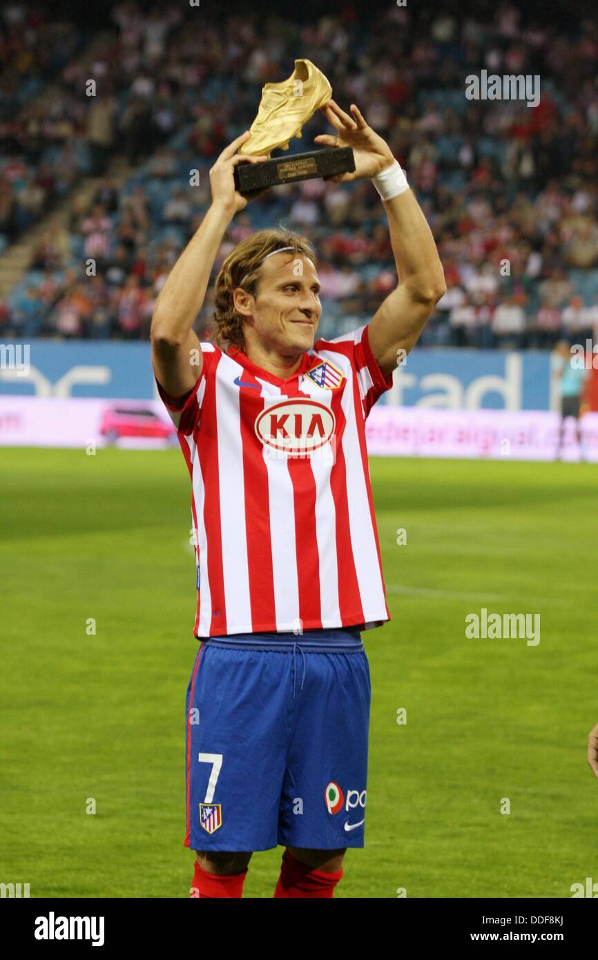 Diego Forlan, jugador de fútbol del Atlético de y ofrece a su interés la Bota de Oro Europea obtenida en la temporada Fotografía de stock - Alamy