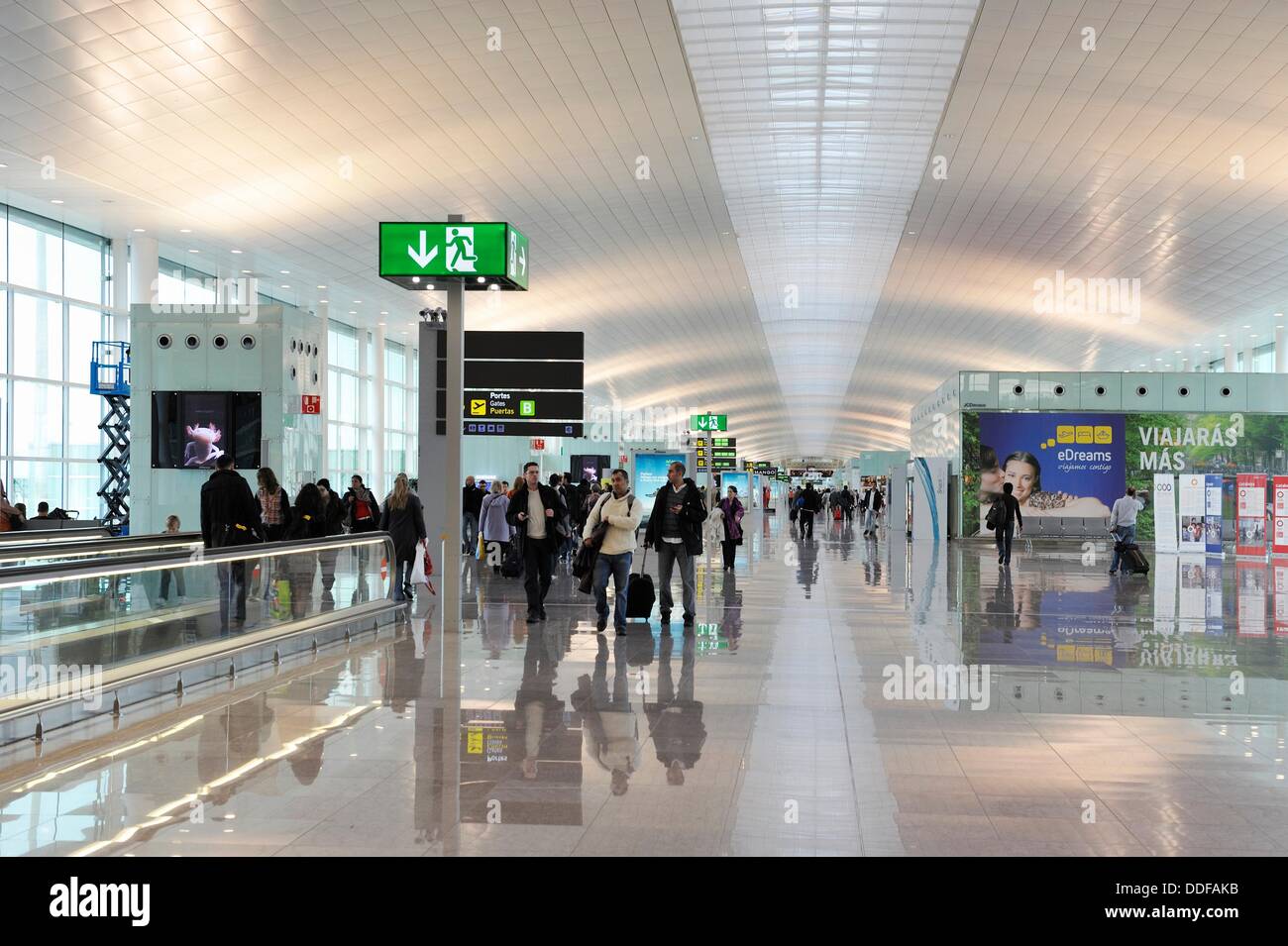 Las puertas de embarque B, el Aeropuerto El Prat de Barcelona Terminal 1  arquitecto Ricardo Bofil Comunidad Autónoma de Cataluña, España y Europa  Fotografía de stock - Alamy