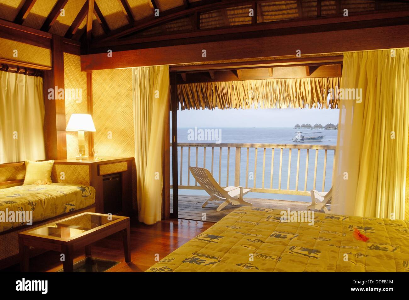 Interieur de bungalow,hotel Maitai Polinesia,Bora-Bora,iles de la Societe,archipel de la Polynesie francaise,ocean Pacifique sud. Foto de stock