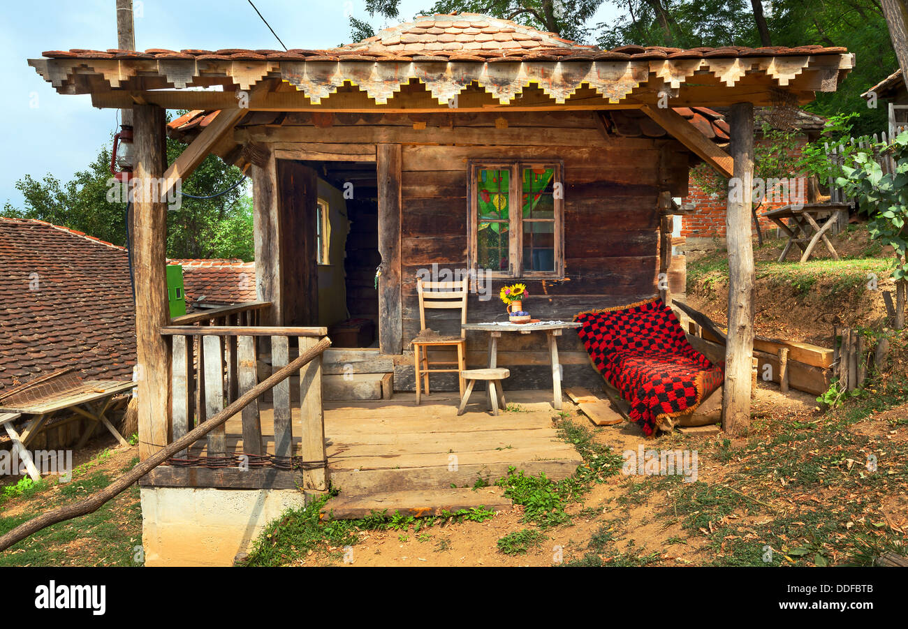 Casa de madera en el bosque, casas hechas de materiales naturales  Fotografía de stock - Alamy