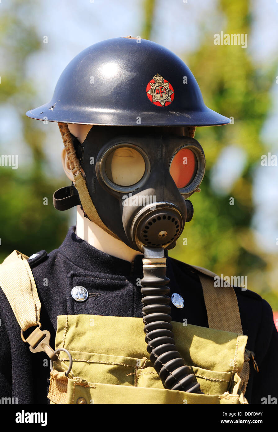 Servicio Nacional de Bomberos, NFS, la segunda guerra mundial uniforme y máscara de gas Foto de stock