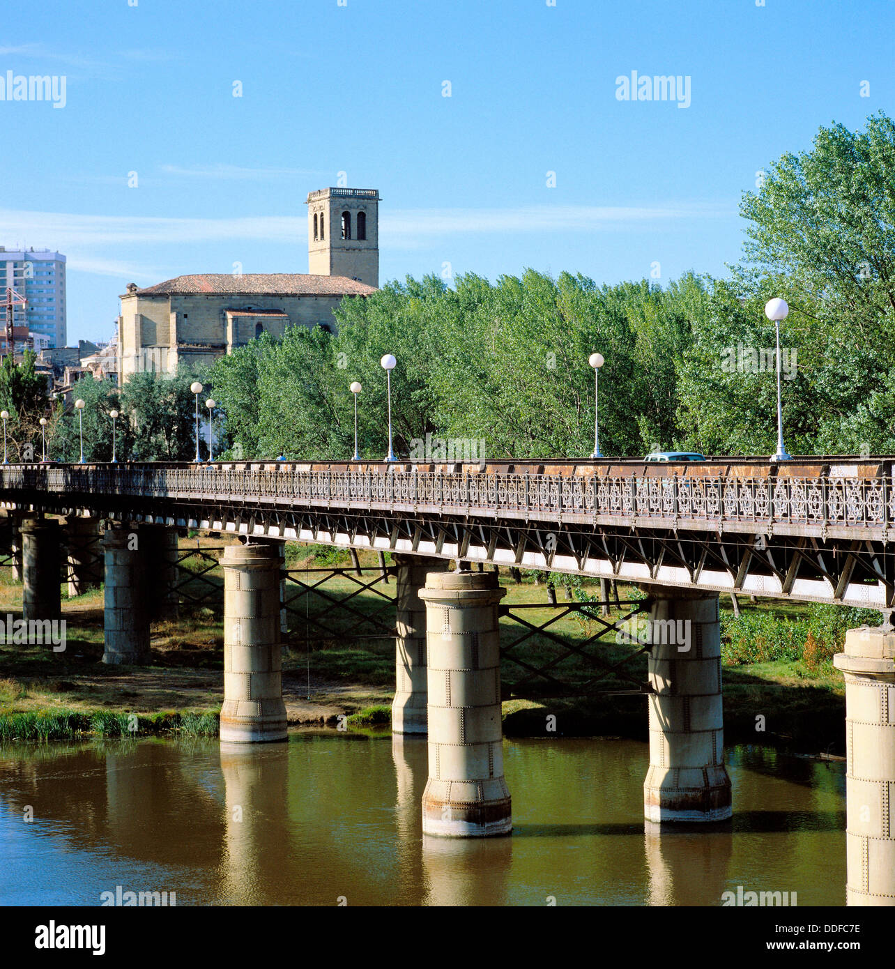 márketing provocar adyacente Puente de Hierro sobre el río Ebro, Logroño. La Rioja, España Fotografía de  stock - Alamy