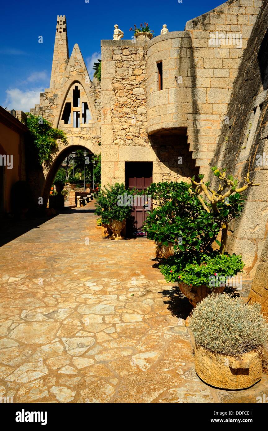Guell wine cellar fotografías e imágenes de alta resolución - Alamy